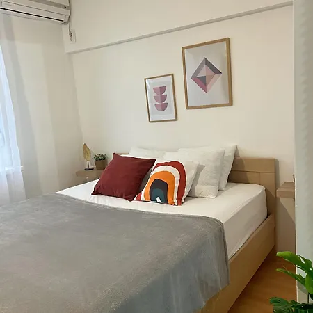 Charming 2 Bedroom Apartment *